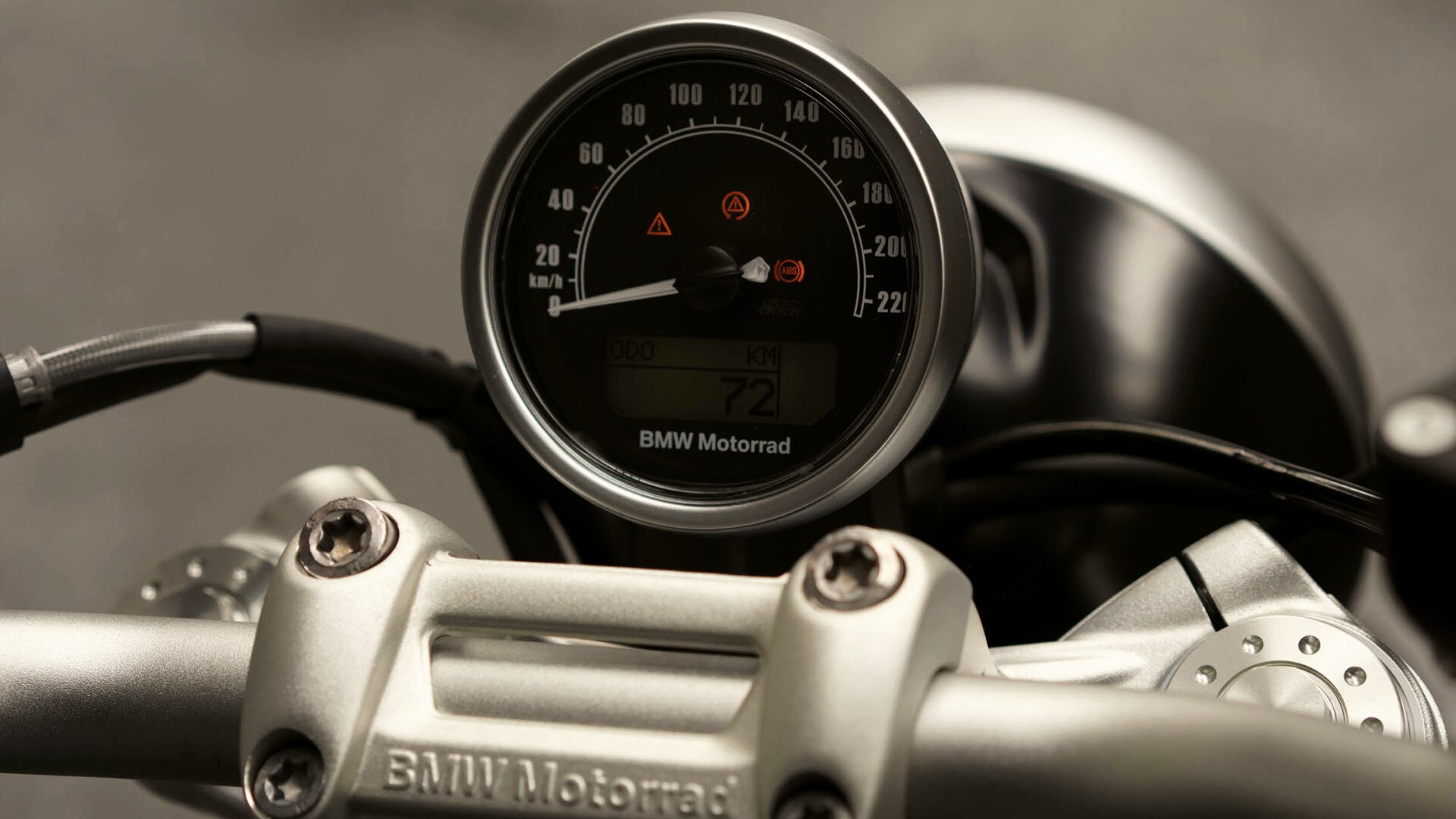 R nineT Pure round instrument