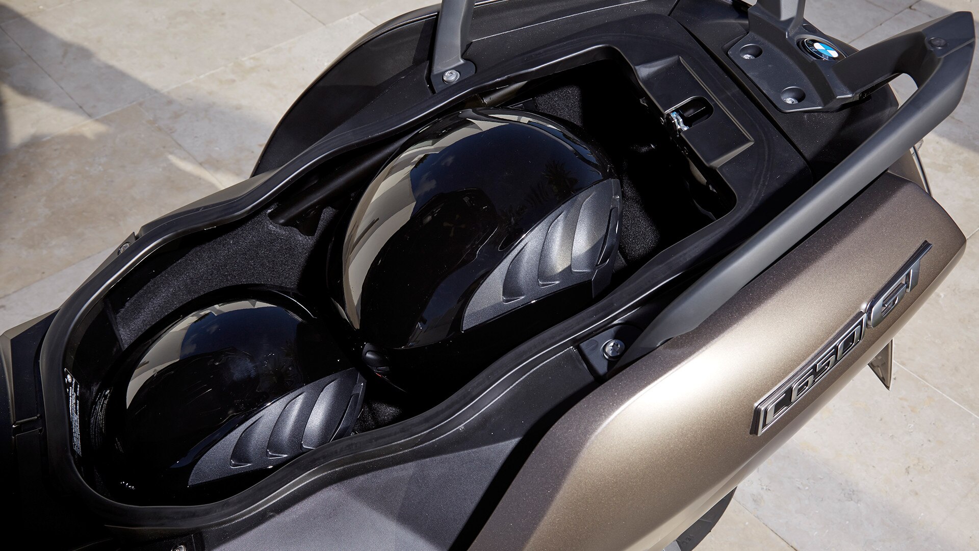 C 650 GT storage space