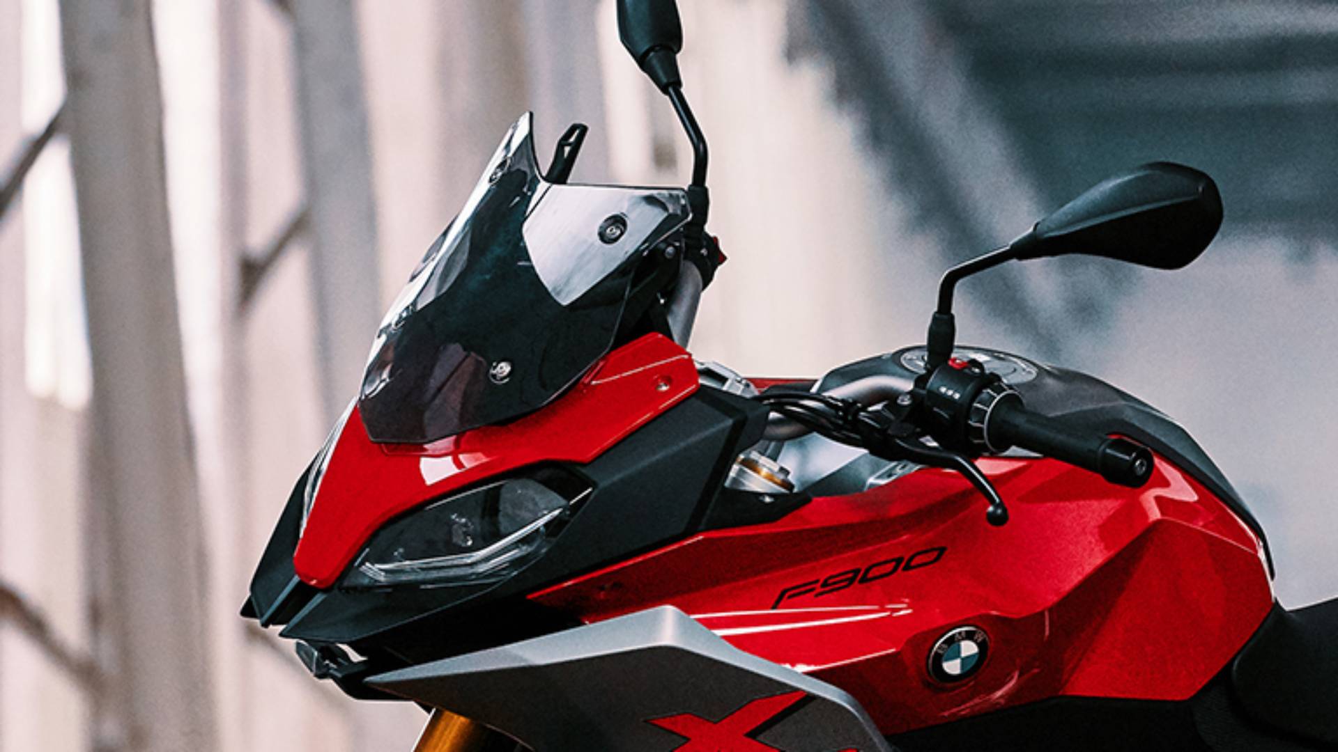 We see the windshield of the BMW F 900 XR.