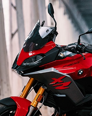 We see the windshield of the BMW F 900 XR.