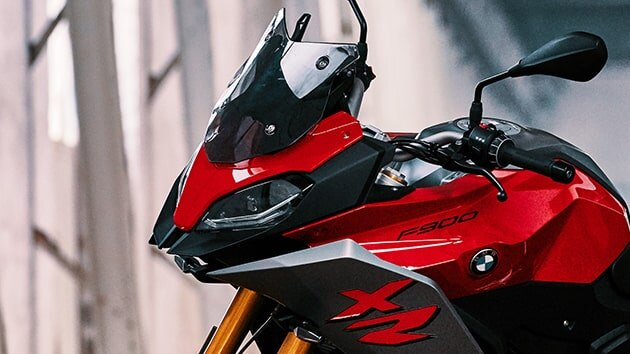 We see the windshield of the BMW F 900 XR.